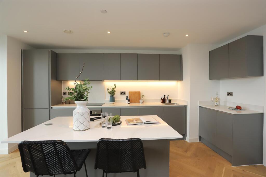 3 bedroom apartment for sale in Victoria House, East Piccadilly, M4
